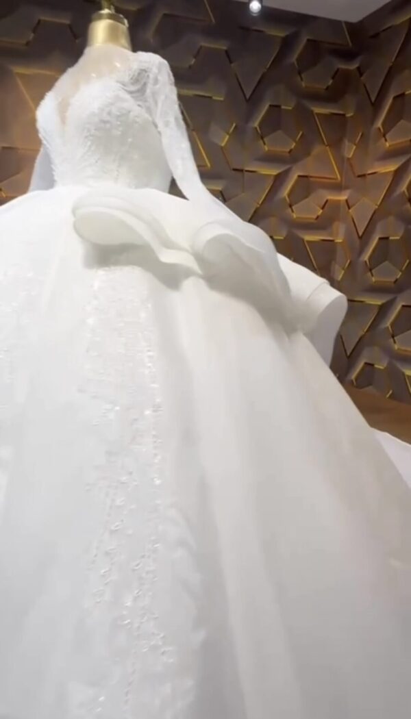 ⁦فستان زفاف مستوحى من العصر الرومانسي⁩ - الصورة ⁦6⁩