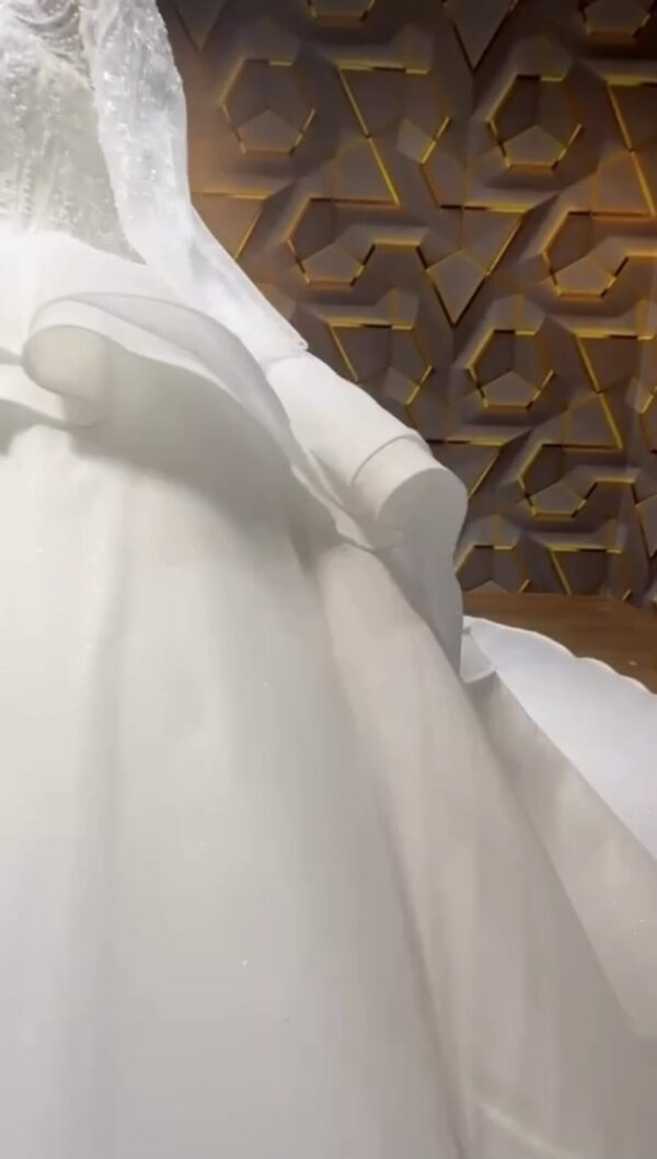 ⁦فستان زفاف مستوحى من العصر الرومانسي⁩ - الصورة ⁦4⁩